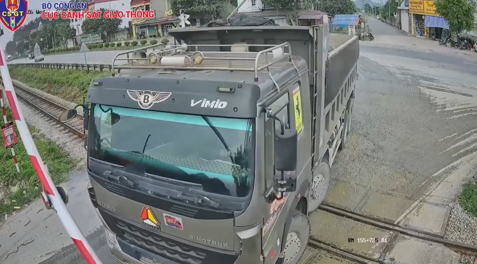 Phạt 11 triệu đồng tài xế xe tải cố tình vượt gác chắn đường sắt