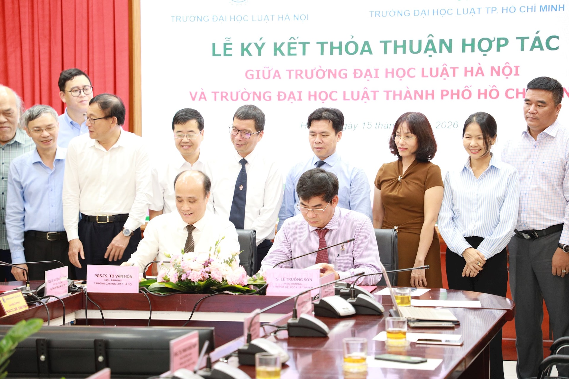 lanh-dao-hai-truong-ky-ket-thoa-thuan-hop-tac.jpg