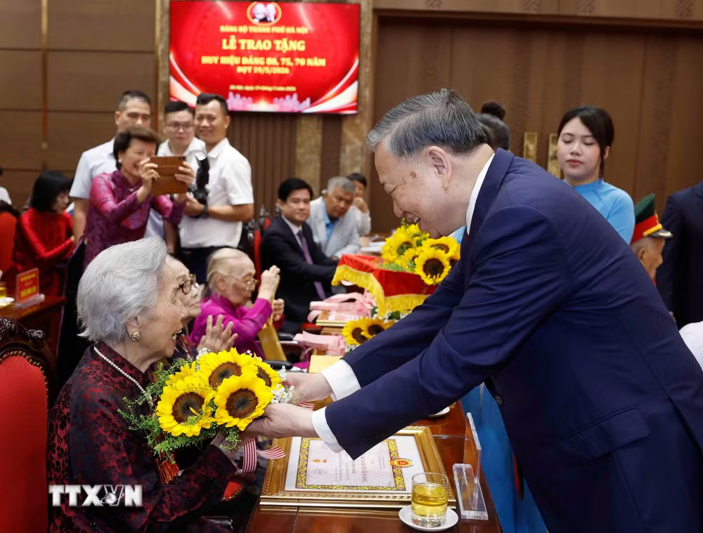 ttxvn-1905-tong-bi-thu-chu-tich-nuoc-huy-hieu-dang-dang-vien-lao-thanh-ha-noi-5.jpg
