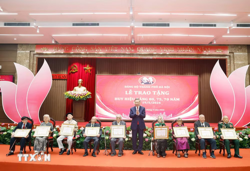 ttxvn-1905-tong-bi-thu-chu-tich-nuoc-huy-hieu-dang-dang-vien-lao-thanh-ha-noi-1.jpg