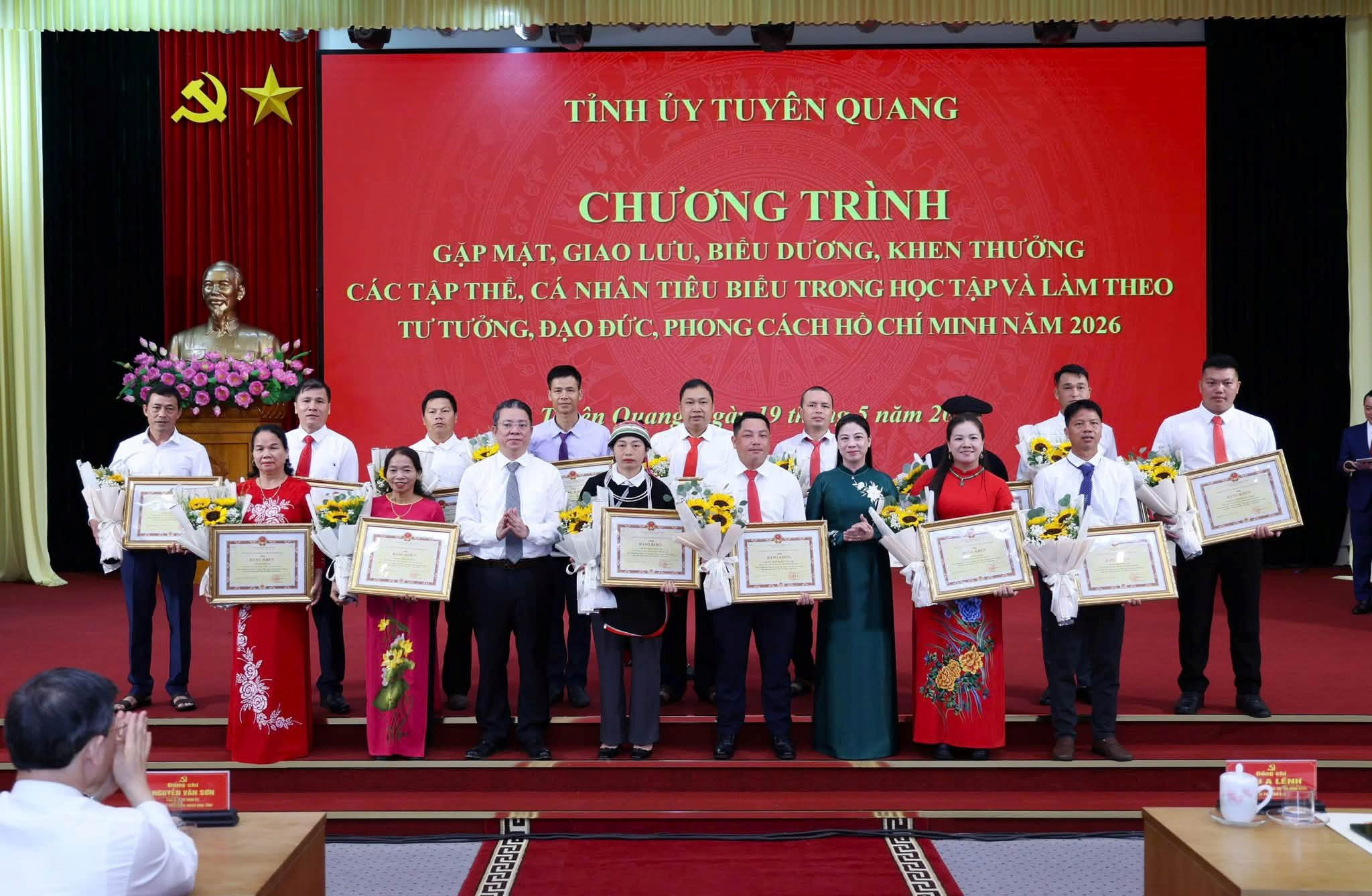 tuyenduong2.jpg