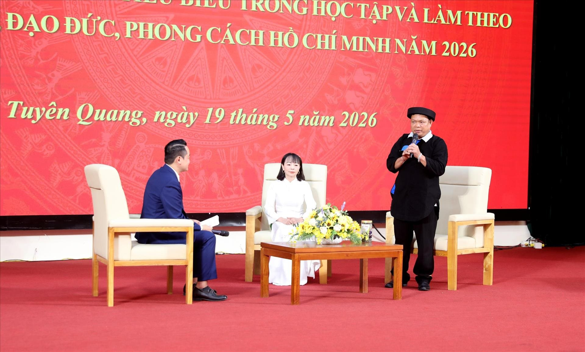 vna-potal-tuyen-quang-bieu-duong-70-dien-hinh-tieu-bieu-hoc-tap-va-lam-theo-bac-877074819-12-57-35.jpg