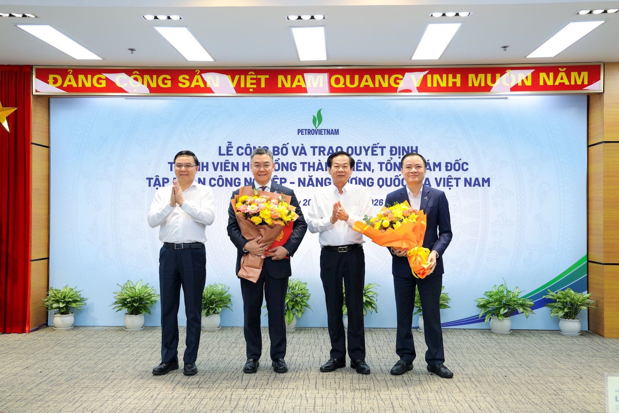 bo-truong-bo-noi-vu-do-thanh-binh-va-bo-truong-bo-cong-thuong-le-manh-hung-chuc-mung-petrovietnam-da-kien-toan-nhan-su-lanh-dao-cap-cao.jpg