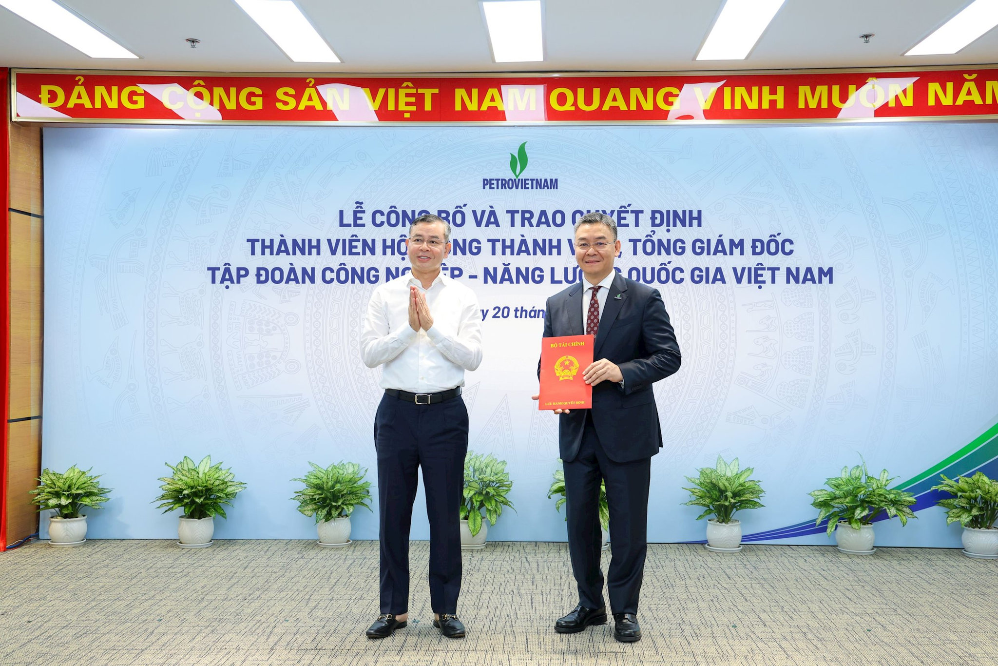 bo-truong-bo-tai-chinh-ngo-van-tuan-trao-quyet-dinh-bo-nhiem-thanh-vien-hdtv-petrovietnam-cho-ong-le-manh-cuong.jpg