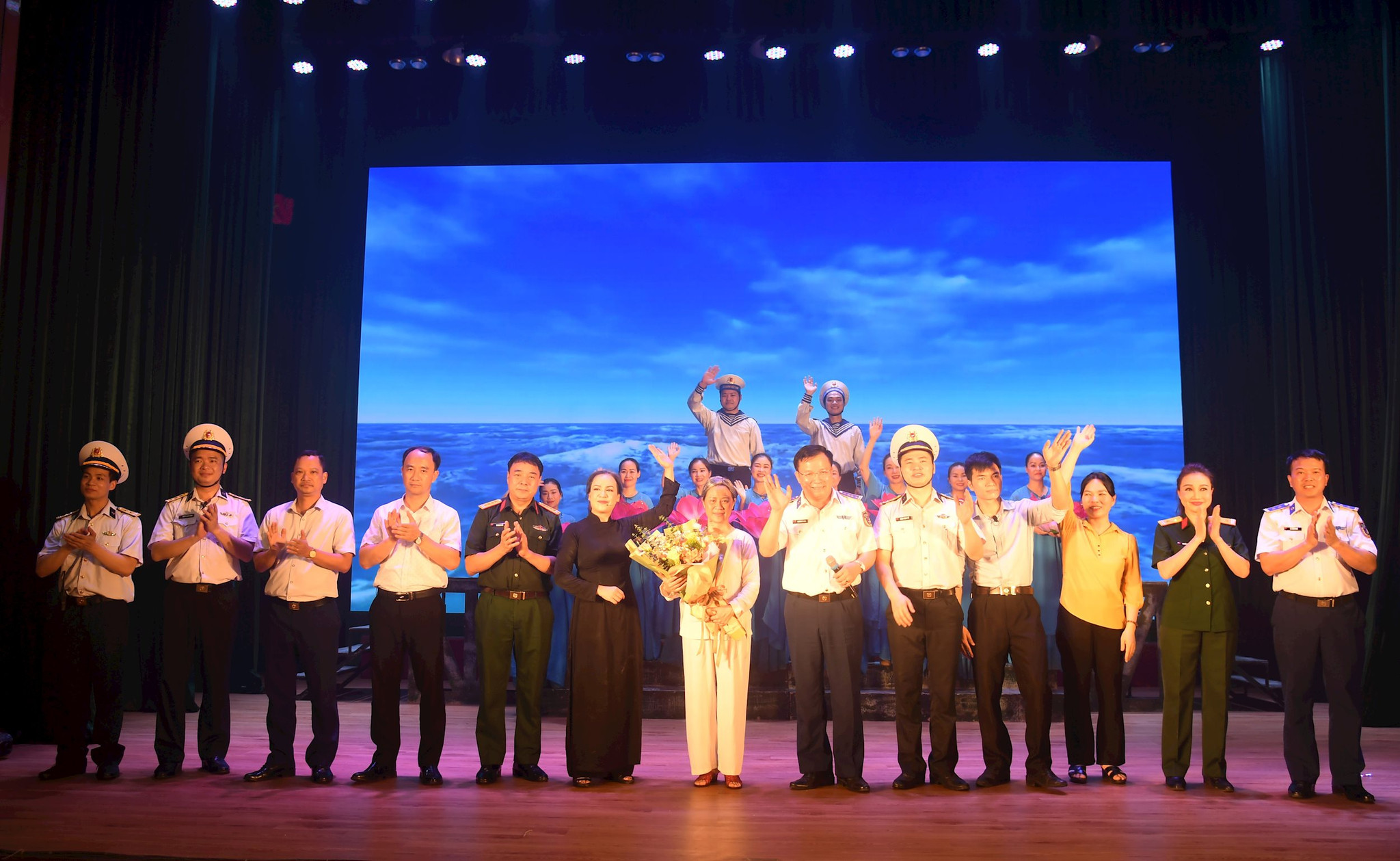 dai-ta-nguyen-huu-tuyen-pho-chinh-uy-btl-vung-canh-sat-bien-1-tang-hoa-chuc-mung-cac-nghe-si-dien-vien-sau-buoi-bieu-dien.jpg