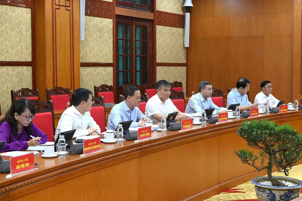 Các đồng chí lãnh đạo Đảng, Nhà nước và các đại biểu tham dự cuộc làm việc. (Ảnh: ĐĂNG KHOA) z7849080505746-4aed33eac4cba03b4149e3bfba7dfa2d.jpg