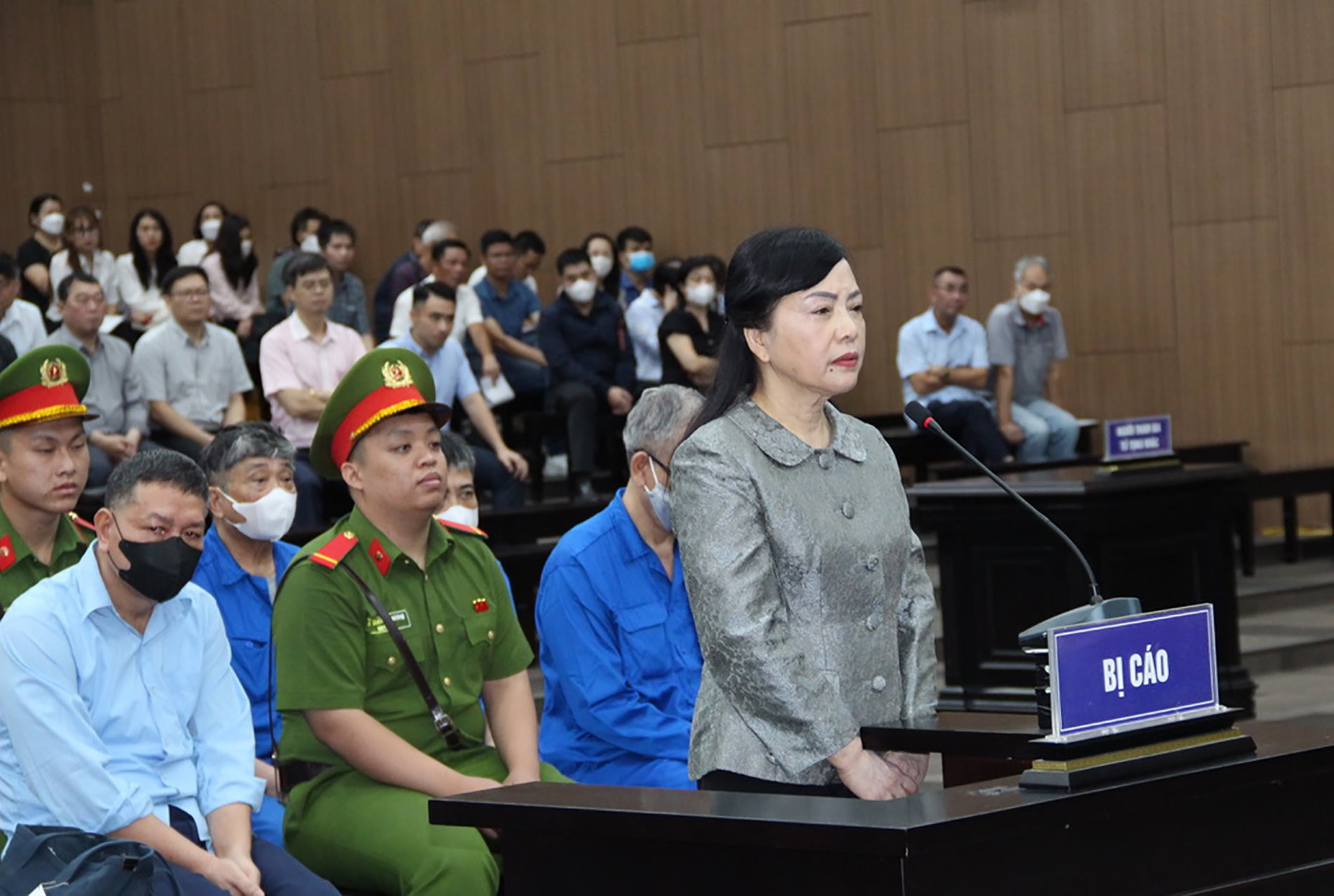 nguyen-thi-kim-tien-hau-toa.jpg