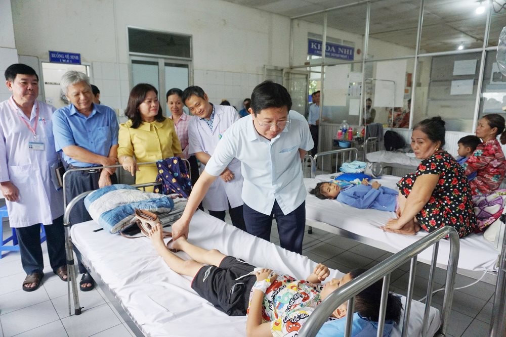 Hàng chục học sinh nghi ngộ độc sau bữa ăn trưa