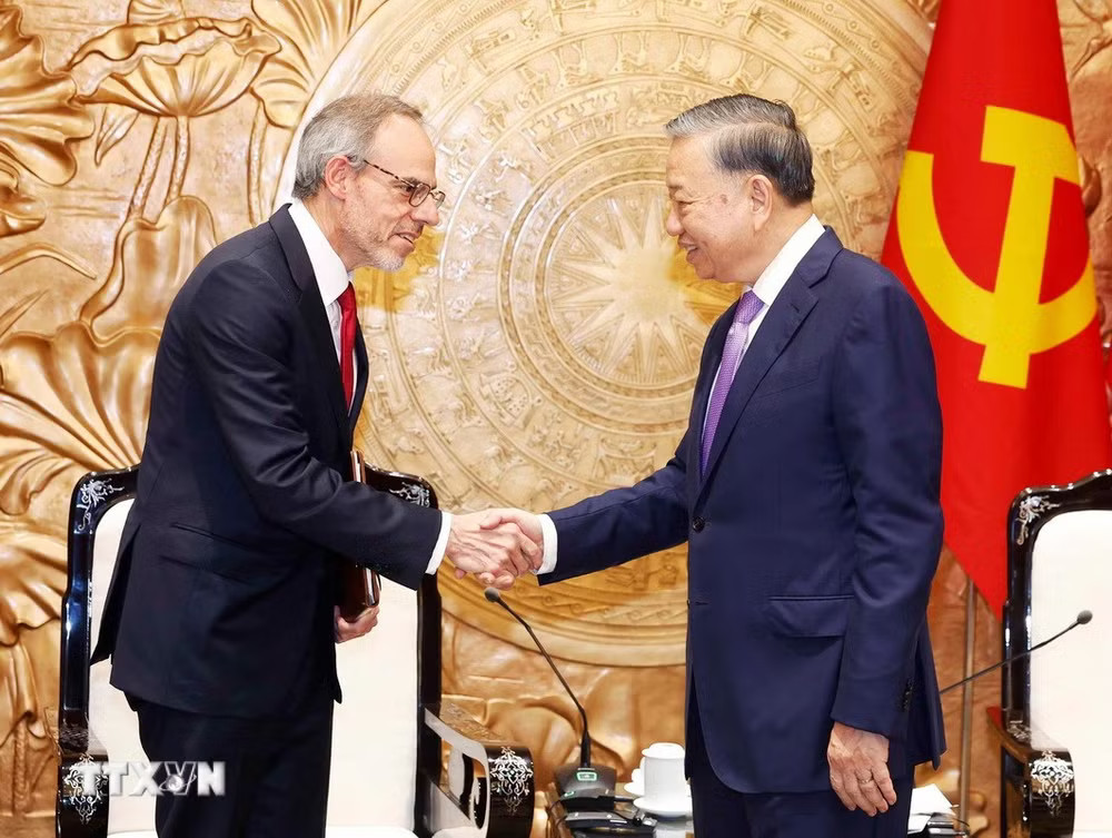 ttxvn-tong-bi-thu-chu-tich-nuoc-to-lam-tiep-pho-chu-tich-cap-cao-giam-doc-phap-ly-va-quan-he-toan-cau-tap-doan-amazon-3-resize.jpg