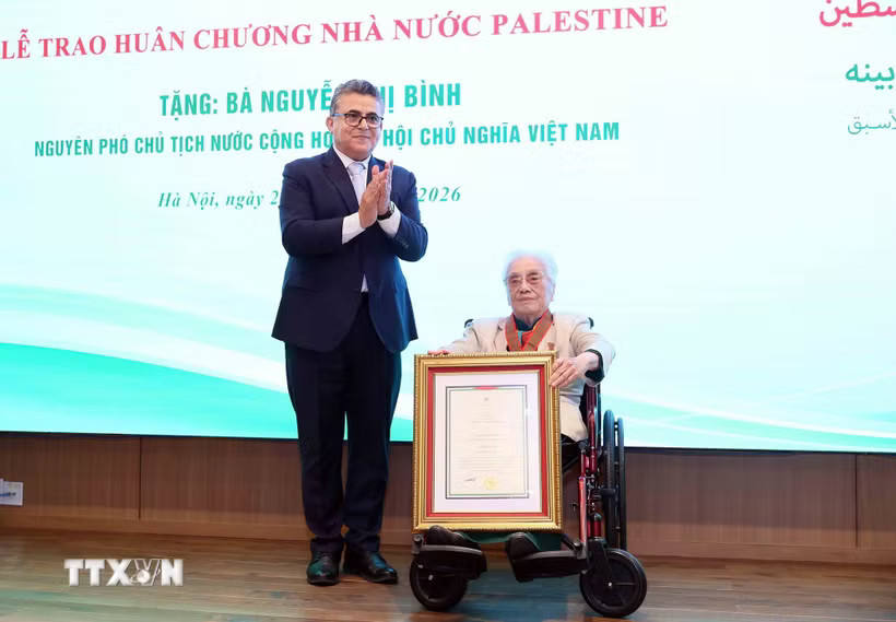 Đại sứ đặc mệnh toàn quyền Nhà nước Palestine tại Việt Nam Saadi Salama trao tặng Huân chương
