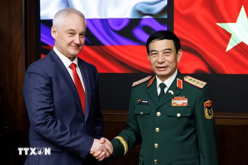 Đại tướng Phan Văn Giang với Bộ trưởng Quốc phòng Nga Andrey Belousov. (Ảnh: TTXVN phát)