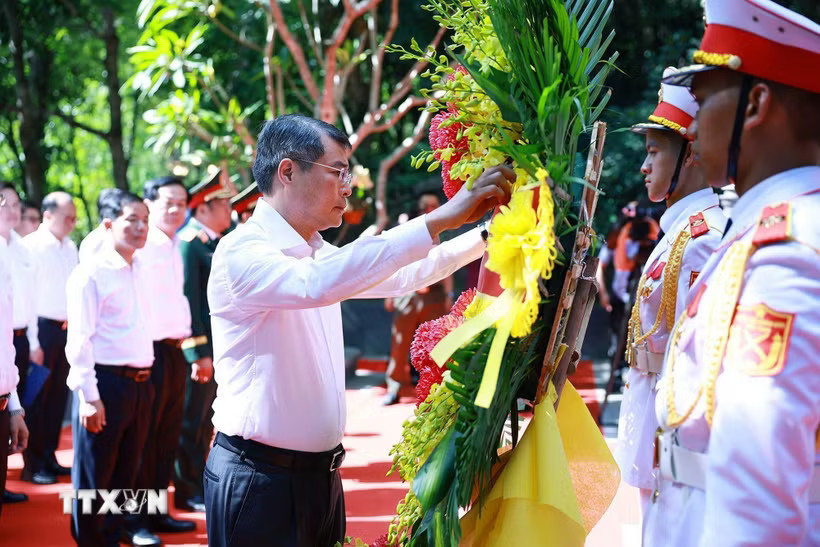 Thủ tướng Chính phủ Lê Minh Hưng dâng hương, hoa tưởng niệm tại đền tưởng niệm các Anh hùng, liệt sỹ đường 20 quyết thắng. (Ảnh: Dương Giang/TTXVN)