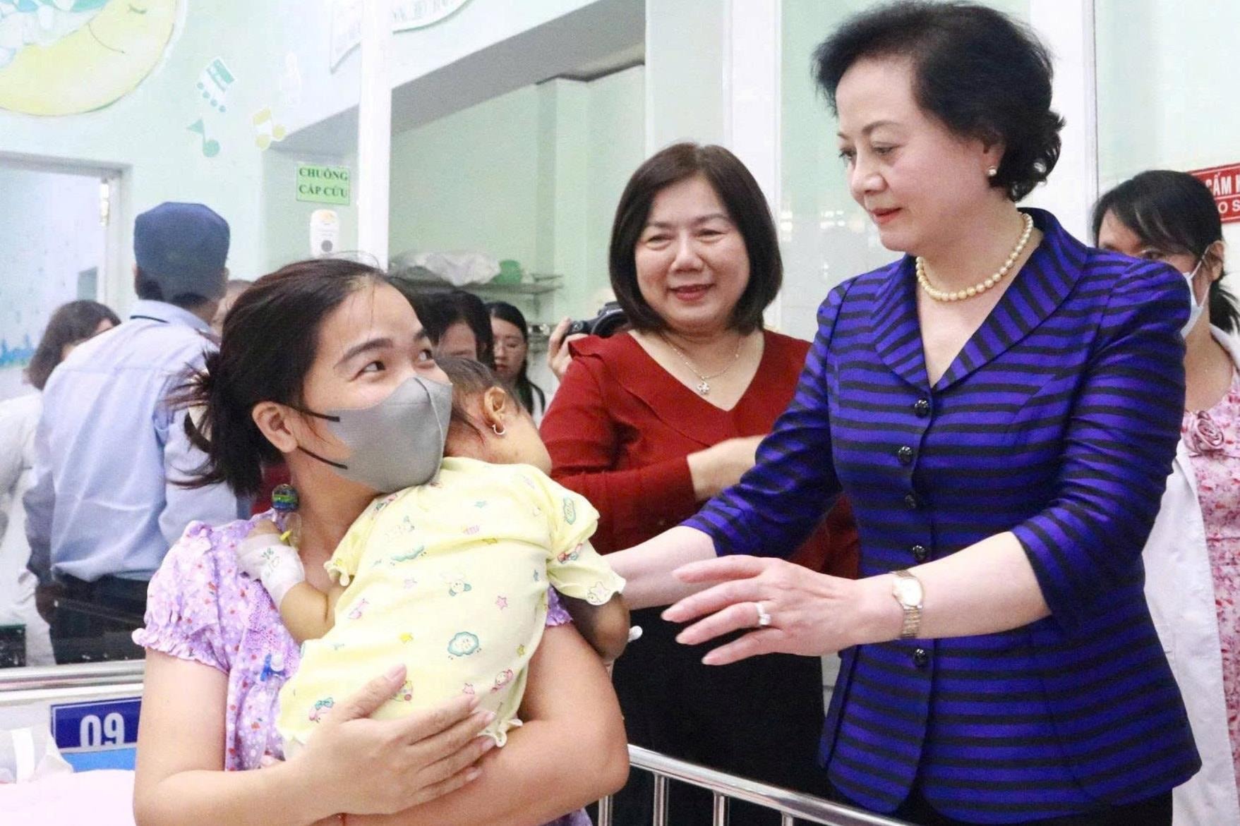 Phó Thủ tướng Phạm Thị Thanh Trà thăm, tặng quà bệnh nhi ở TP.HCM