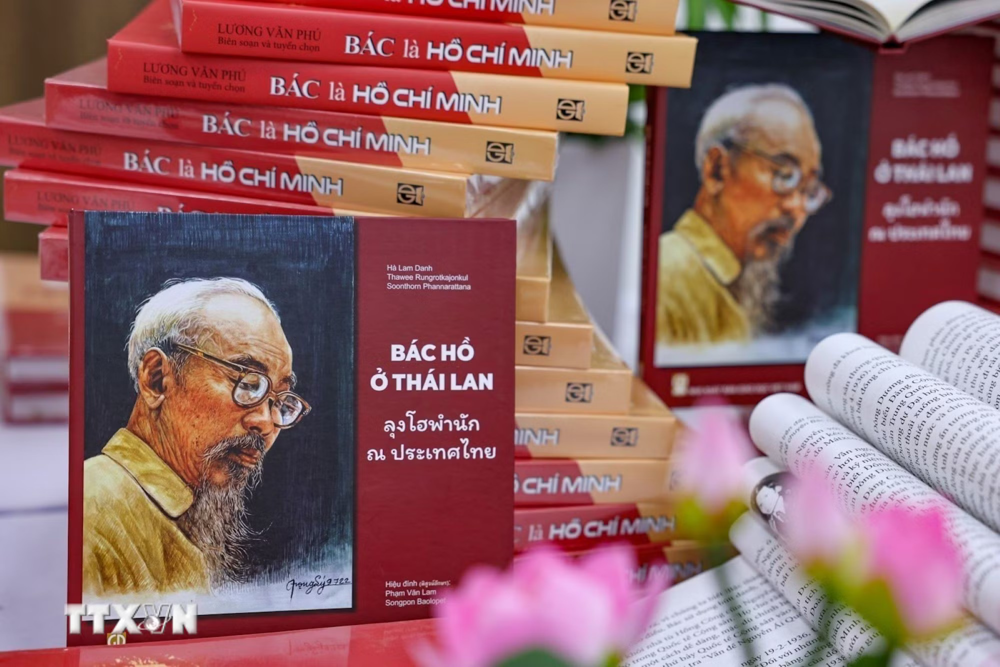 ttxvn-cuon-sach-bac-la-ho-chi-minh-va-bac-ho-o-thai-lan-2.jpg