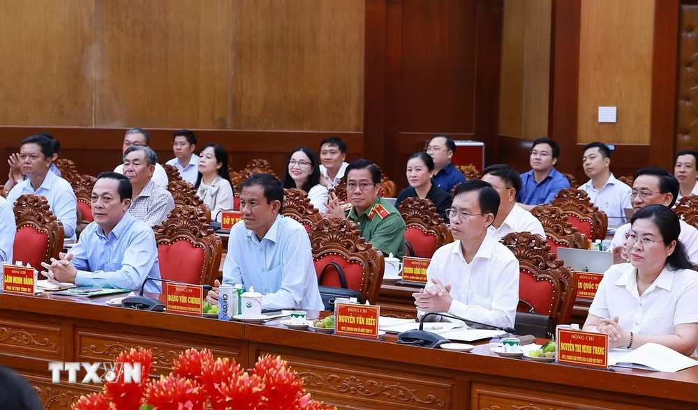 Lãnh đạo tỉnh Vĩnh Long tham dự buổi làm việc. (Ảnh: Dương Giang/TTXVN) ttxvn-thu-tuong-le-minh-hung-lam-viec-voi-ban-thuong-vu-tinh-uy-vinh-long-1.jpg