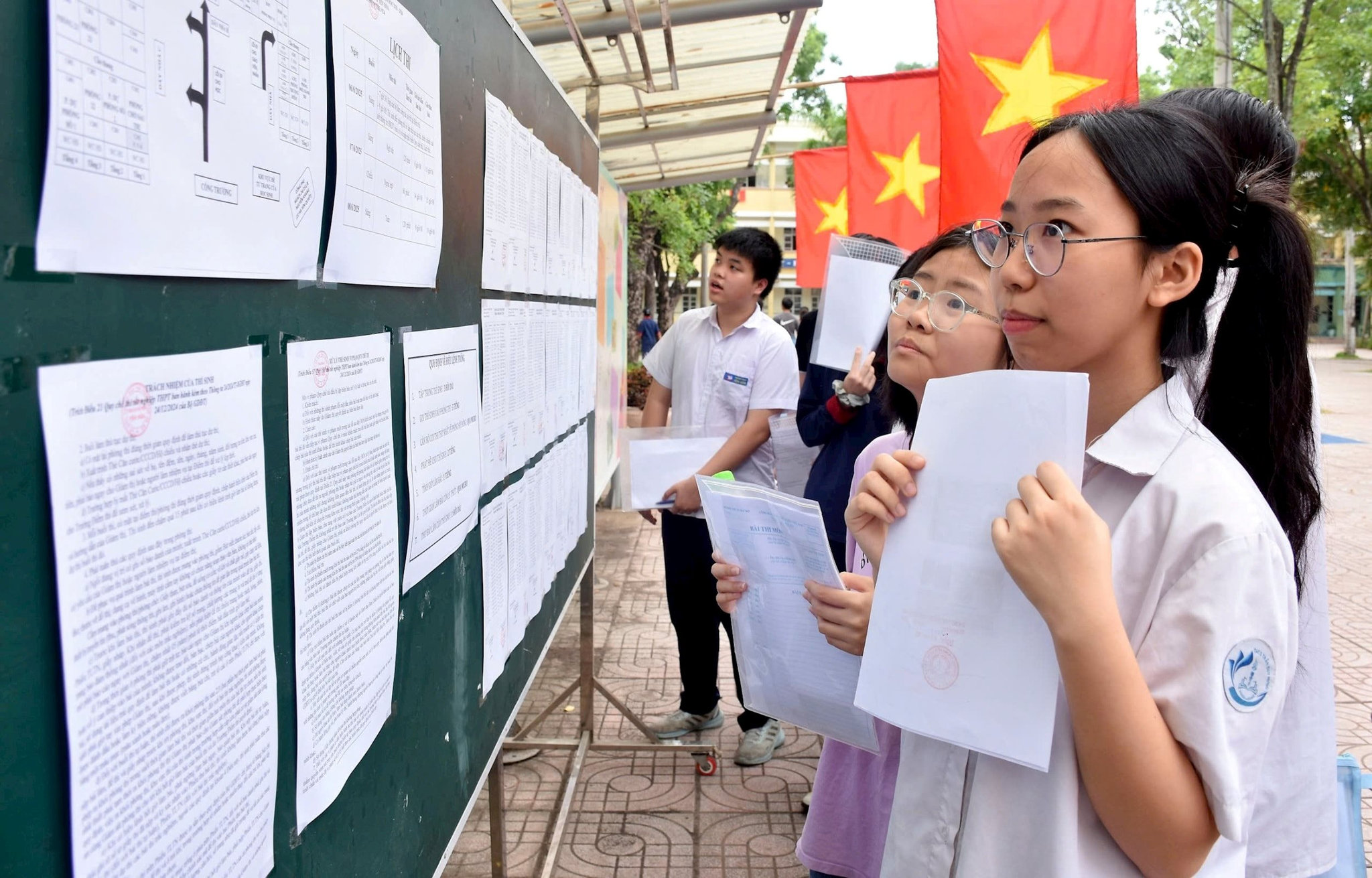 vat-dung-mang-vao-phong-thi-lop-10.jpg