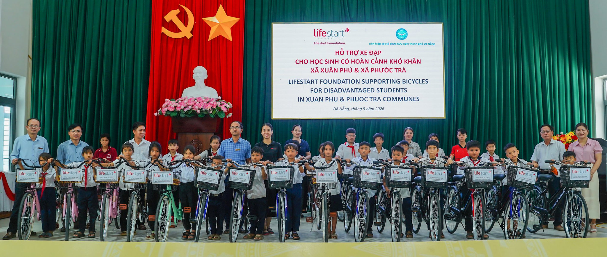 01-ba-nguyen-thi-cam-nhung-quan-ly-cua-to-chuc-lifestart-foundation-cung-dai-dien-chinh-quyen-xa-phuoc-tra-tai-le-trao-tang-xe-dap-cho-30-hoc-sinh-co-hoan-canh-kho-khan..jpg