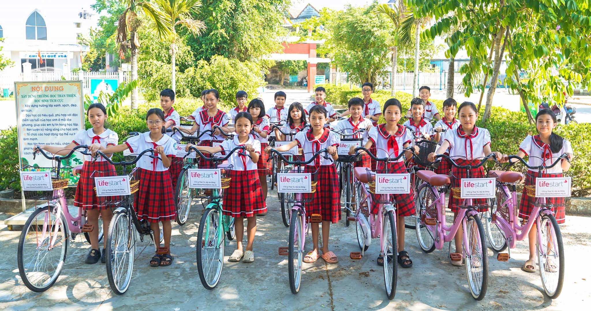 03-trao-tang-xe-dap-moi-cho-20-hoc-sinh-tai-truong-tieu-hoc-que-xuan-1-xa-xuan-phu-thanh-pho-da-nang.jpg
