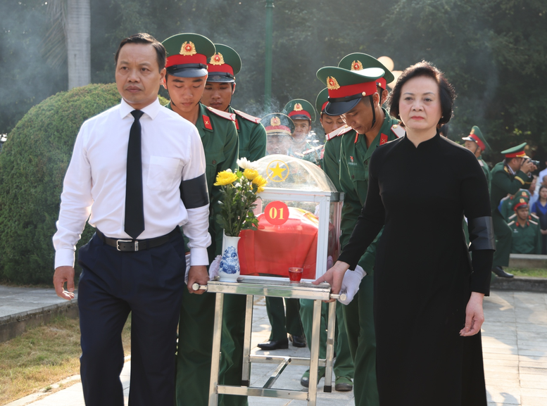 Phó Thủ tướng Phạm Thị Thanh Trà dự lễ an táng 9 hài cốt liệt sĩ tại Điện Biên