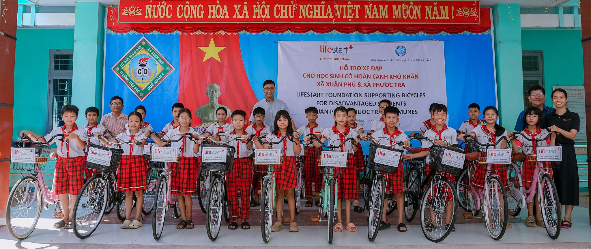hieu-truong-truong-tieu-hoc-que-xuan-1-va-ong-le-nguyen-tan-thanh-pho-truong-phong-doi-ngoai-thuoc-lien-hiep-cac-to-chuc-huu(1).jpg