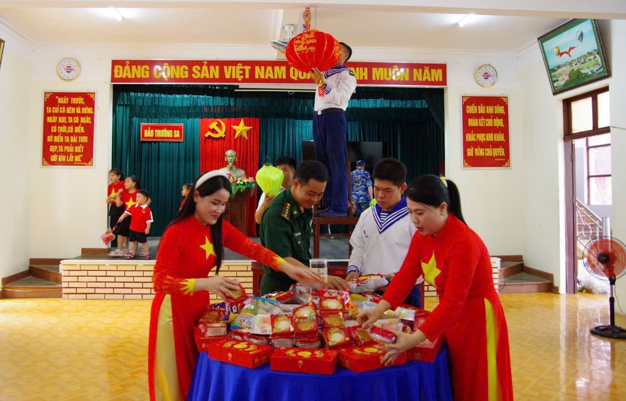 Rộn ràng chuẩn bị Tết thiếu nhi trên đảo Trường Sa