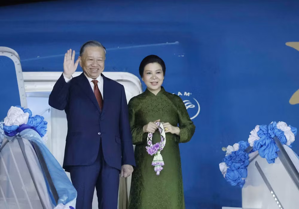 Tổng Bí thư, Chủ tịch nước Tô Lâm và Phu nhân rời Bangkok, lên đường thăm cấp Nhà nước tới Singapore. Ảnh: TTXVN vna-potal-tong-bi-thu-chu-tich-nuoc-to-lam-ket-thuc-chuyen-tham-chinh-thuc-thai-lan-8791324.jpg