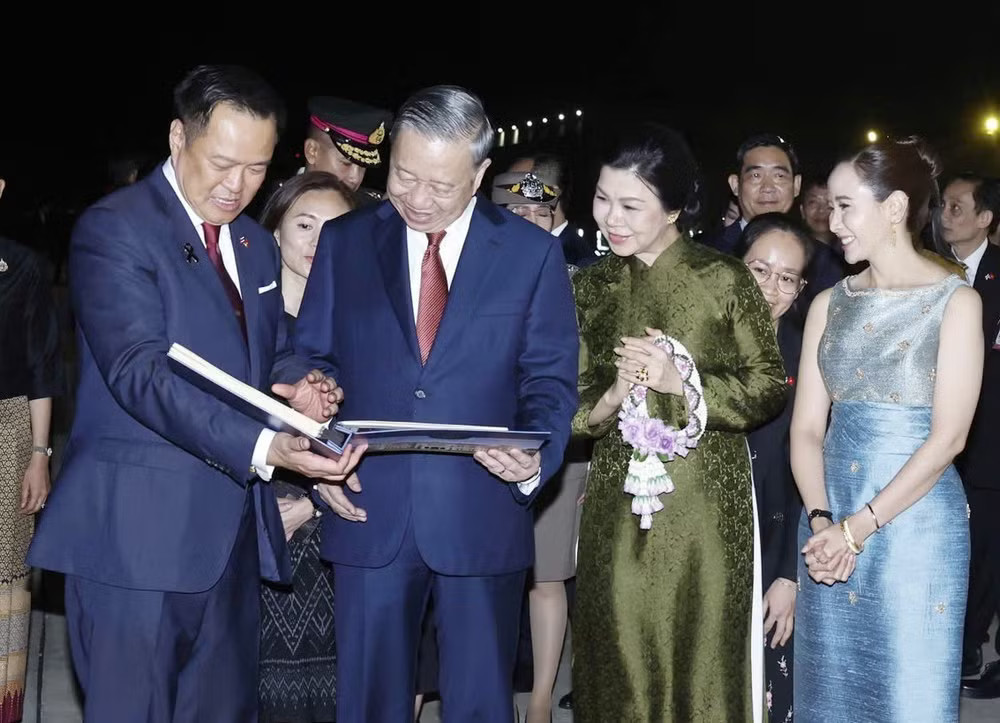 Thủ tướng Thái Lan Anutin Charnvirakul và Phu nhân trân trọng tặng Tổng Bí thư, Chủ tịch nước Tô Lâm và Phu nhân cuốn album ảnh những hoạt động của Tổng Bí thư, Chủ tịch nước và Phu nhân trong chuyến thăm chính thức Thái Lan. Ảnh:TTXVN vna-potal-tong-bi-thu-chu-tich-nuoc-to-lam-ket-thuc-chuyen-tham-chinh-thuc-thai-lan-8791336.jpg