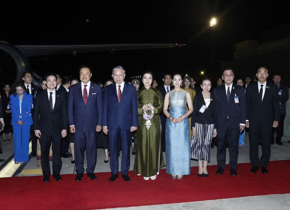 Thủ tướng Anutin Charnvirakul và Phu nhân cùng nhiều quan chức Chính phủ Hoàng gia Thái Lan ra sân bay quốc tế Don Mueng tiễn Tổng Bí thư, Chủ tịch nước Tô Lâm và Phu nhân. Ảnh: Thống Nhất – TTXVN vna-potal-tong-bi-thu-chu-tich-nuoc-to-lam-ket-thuc-chuyen-tham-chinh-thuc-thai-lan-8791337.jpg