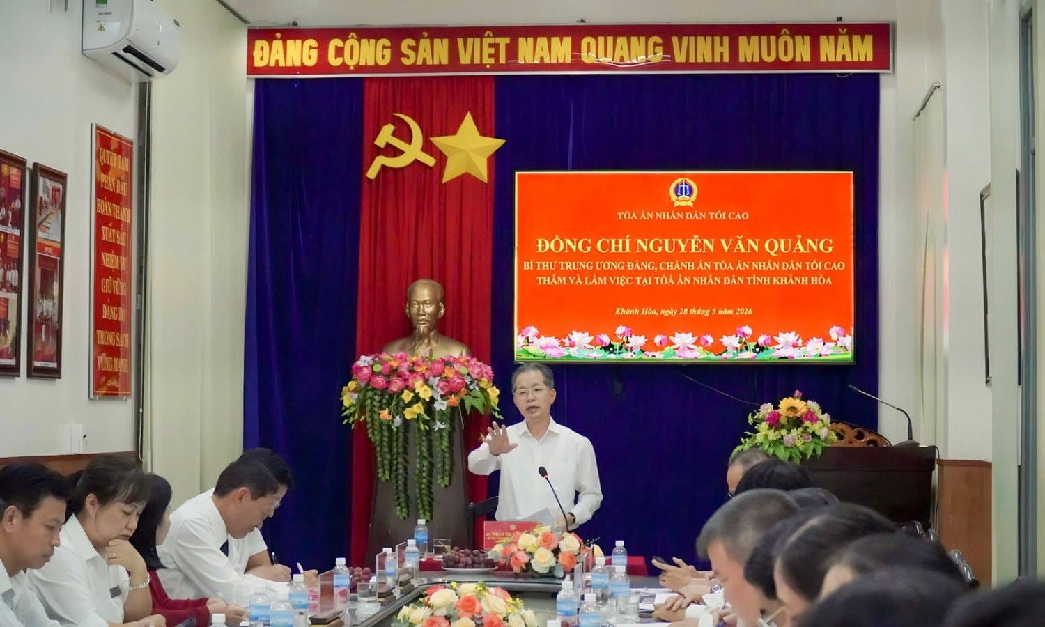 Chánh án TANDTC Nguyễn Văn Quảng làm việc tại TAND tỉnh Khánh Hòa