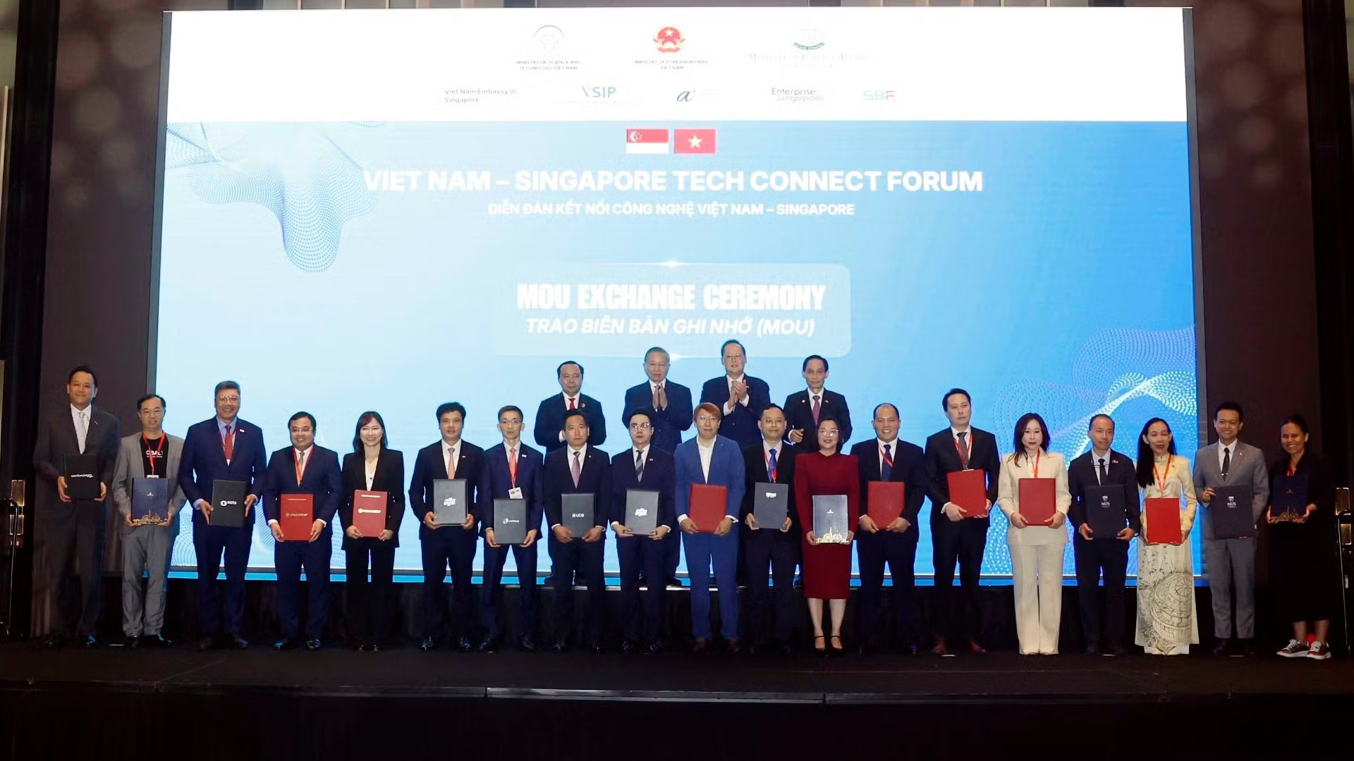 Tổng Bí thư, Chủ tịch nước Tô Lâm chứng kiến lễ trao các biên bản ghi nhớ hợp tác giữa hai nước. (Ảnh: Thống Nhất/TTXVN) vna-potal-tong-bi-thu-chu-tich-nuoc-to-lam-du-dien-dan-ket-noi-cong-nghe-viet-nam-singapore-8792953-9894.jpg