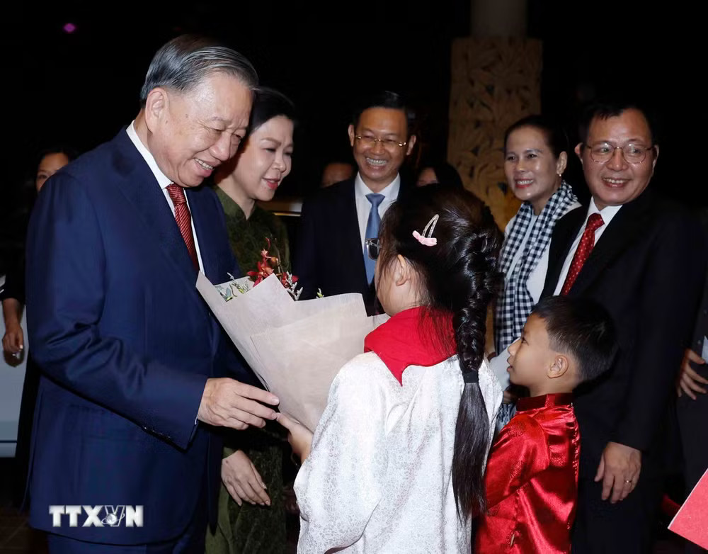 ttxvn-tong-bi-thu-chu-tich-nuoc-to-lam-va-phu-nhan-bat-dau-chuyen-tham-cap-nha-nuoc-toi-singapore5.jpg