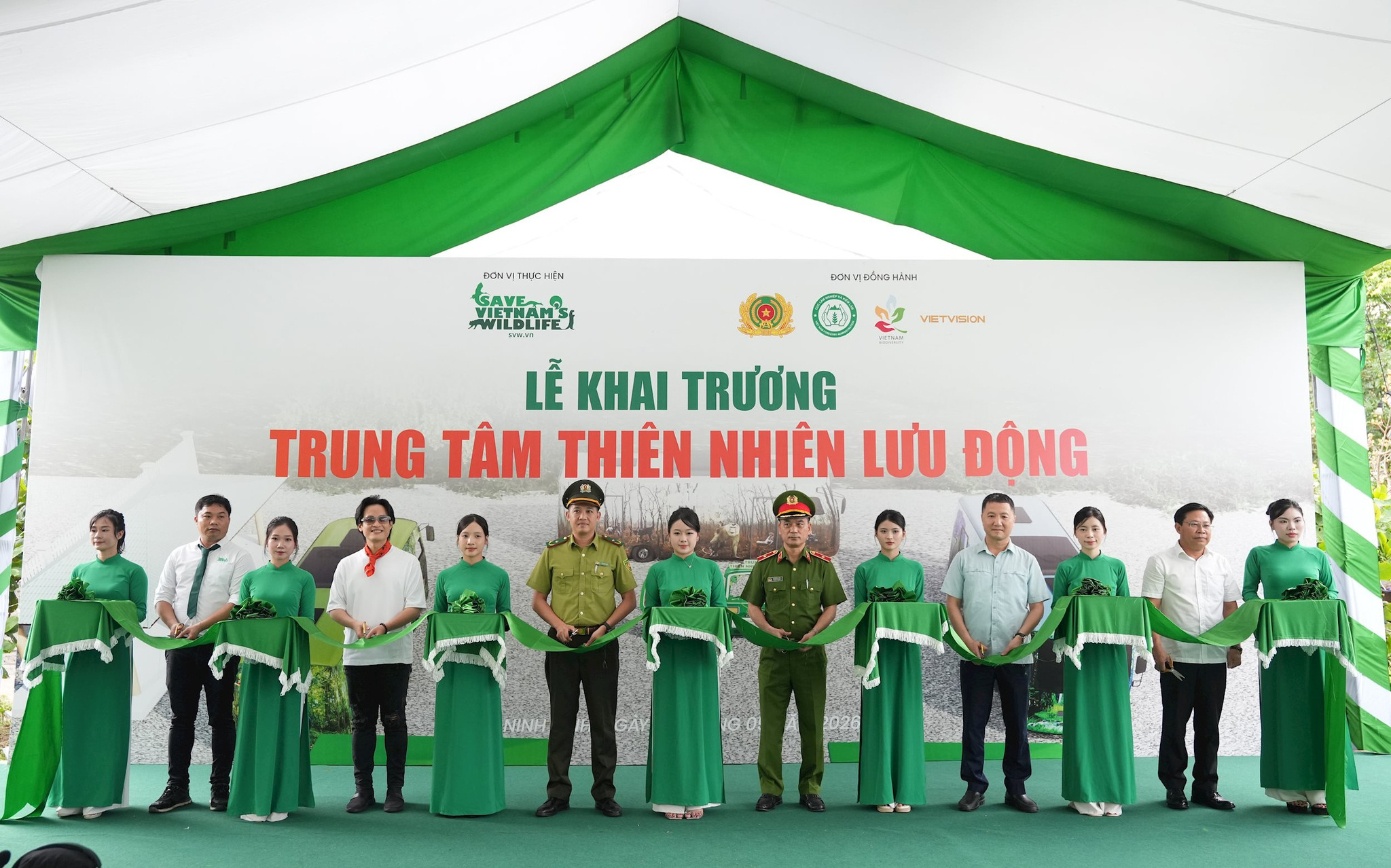cat_bang_khai_truong.jpg