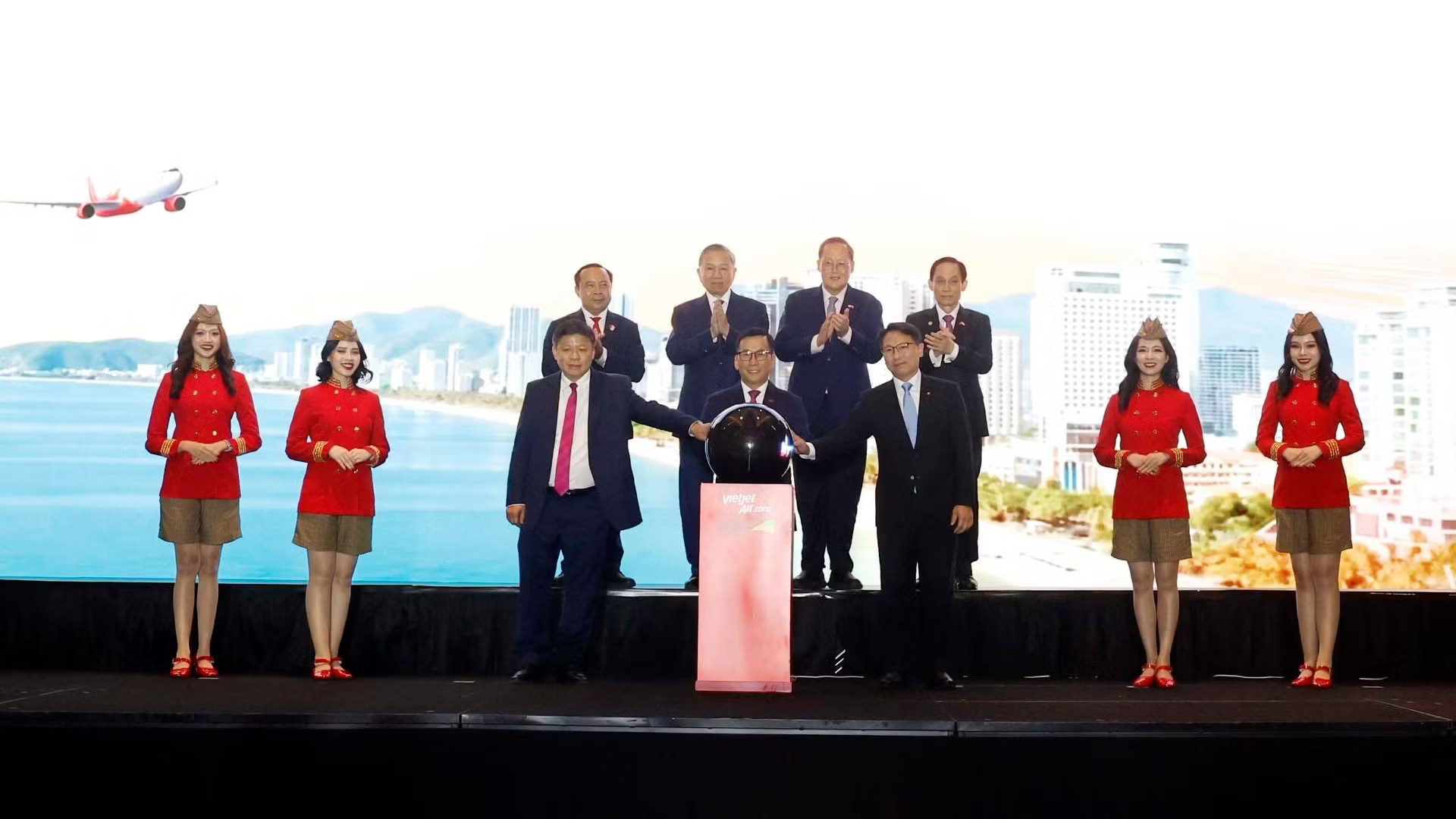Tổng Bí thư, Chủ tịch nước Tô Lâm chứng kiến nghi thức mở đường bay mới Nha Trang-Singapore của hãng hàng không VietjetAir. (Ảnh: Thống Nhất/TTXVN) vna-potal-tong-bi-thu-chu-tich-nuoc-to-lam-du-dien-dan-ket-noi-cong-nghe-viet-nam-singapore-8792976-8900.jpg