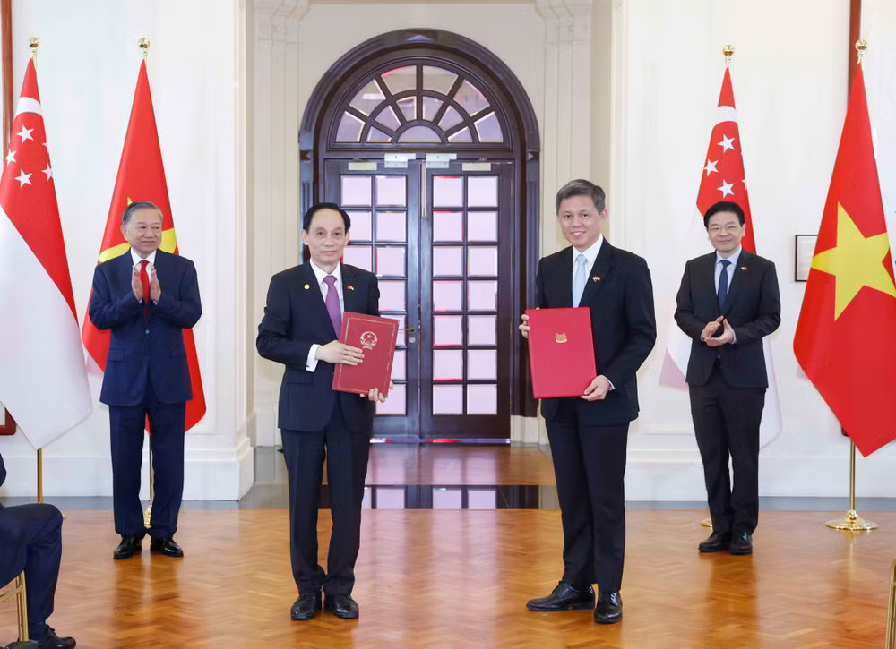 Tổng Bí thư, Chủ tịch nước Tô Lâm và Thủ tướng Singapore Lawrence Wong chứng kiến Lễ trao các văn kiện hợp tác giữa hai nước. (Ảnh: Thống Nhất/TTXVN) vna-potal-tong-bi-thu-chu-tich-nuoc-to-lam-va-thu-tuong-singapore-chung-kien-le-trao-van-kien-hop-tac-giua-hai-nuoc-8792369.jpg