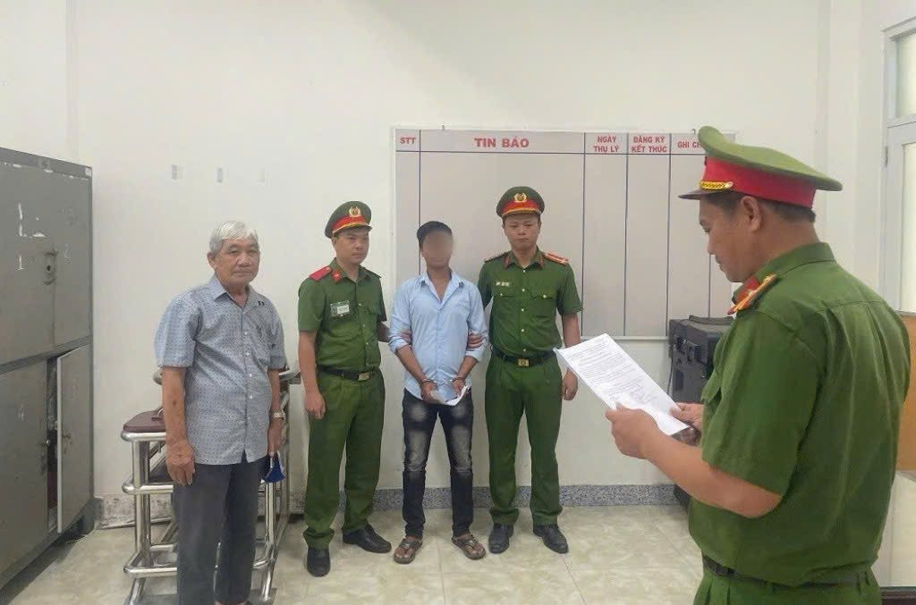 Cơ quan Cảnh sát điều tra thi hành lệnh bắt bị can để tạm giam đối với Nguyễn Anh Hùng.
