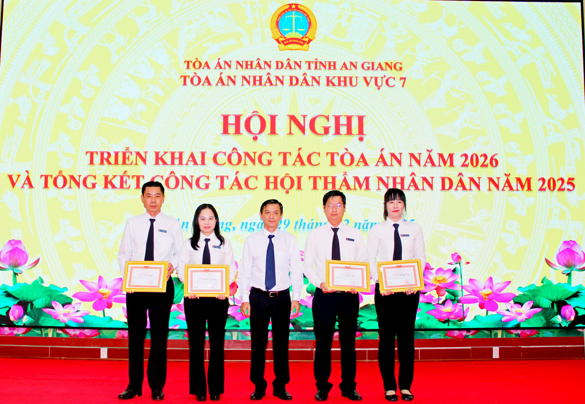 chien-sy-thi-dua.jpg