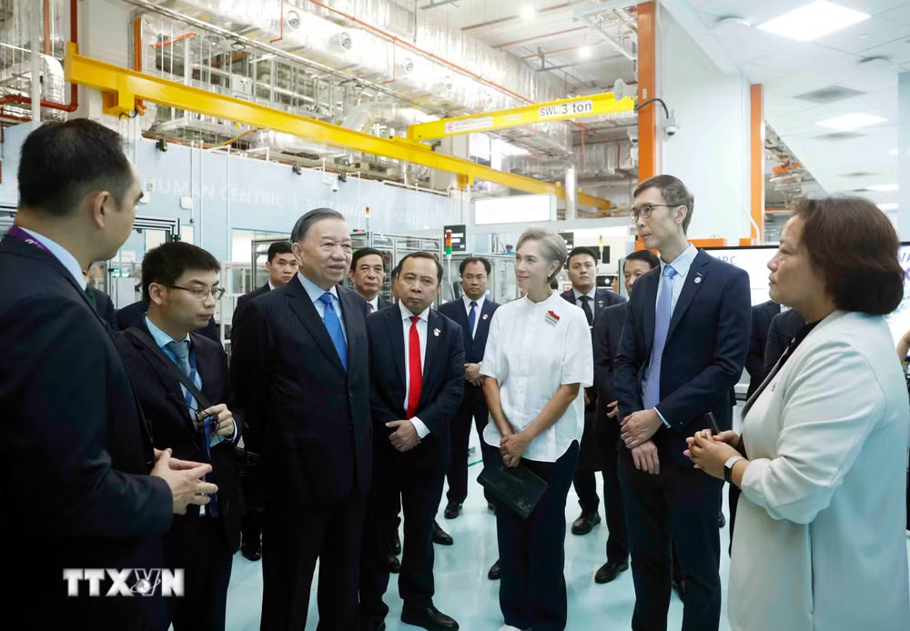 ttxvn-tong-bi-thu-chu-tich-nuoc-tham-nha-may-mau-voi-cong-nghe-tien-tien-cua-singapore-8.jpg