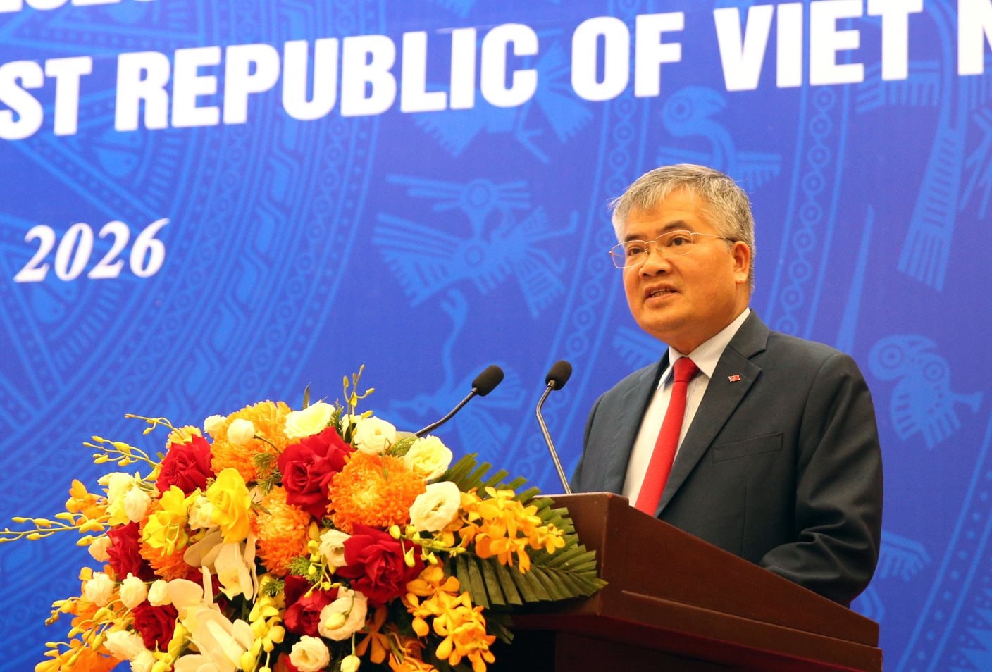 Phó Chủ nhiệm Văn phòng Chủ tịch nước Cấn Đình Tài công bố Quyết định của Chủ tịch nước về đặc xá năm 2026. (Ảnh Nguyễn Hoàng)