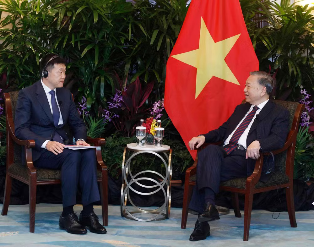 Tổng Bí thư, Chủ tịch nước Tô Lâm tiếp ông Forrest Li, nhà sáng lập, Chủ tịch kiêm Tổng Giám đốc điều hành Công ty SEA. (Ảnh: TTXVN) vna-potal-tong-bi-thu-chu-tich-nuoc-tiep-lanh-dao-mot-so-doanh-nghiep-lon-cua-singapore-8795000.jpg