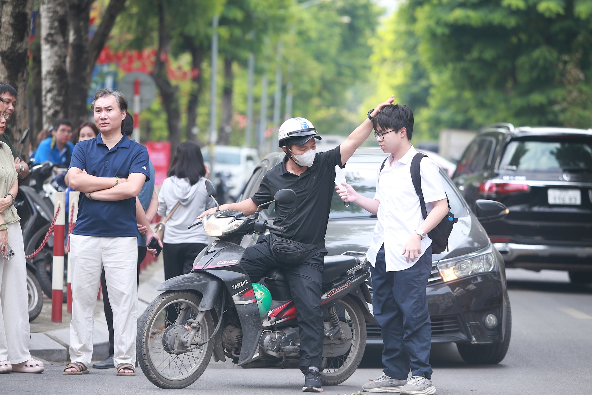 Thí sinh Hà Nội bước vào ngày thi đầu tiên kỳ thi lớp 10