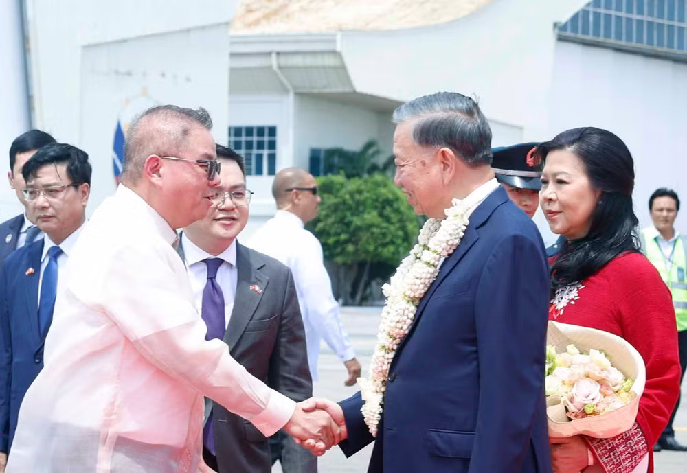 Tổng Bí thư, Chủ tịch nước Tô Lâm và Phu nhân đến Manila, bắt đầu chuyến thăm cấp Nhà nước tới Philippines. (Ảnh: Thống Nhất/TTXVN) vna-potal-tong-bi-thu-chu-tich-nuoc-va-phu-nhan-bat-dau-tham-cap-nha-nuoc-toi-philippines-8796298-1.jpg