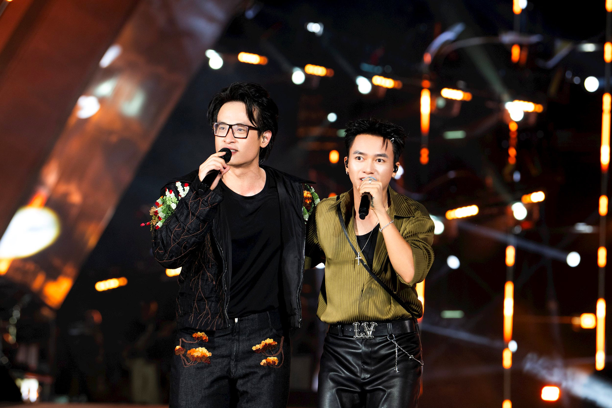 ca_si_ha_anh_tuan_va_bui_cong_nam.jpg