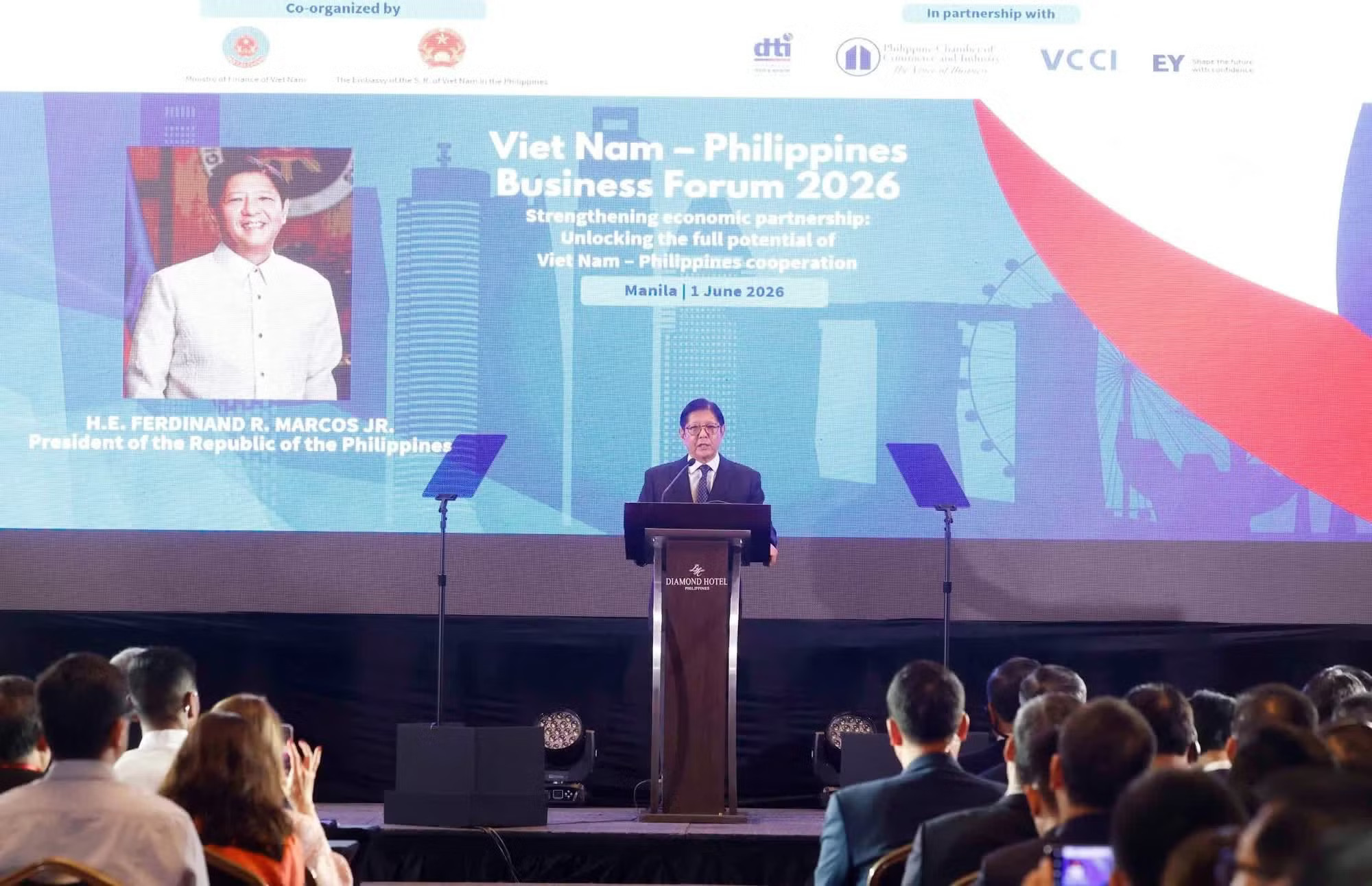 Tổng thống Philippines Ferdinand Romualdez Marcos Jr. phát biểu tại Diễn đàn Doanh nghiệp Việt Nam-Philippines. (Ảnh: TTXVN) vna-potal-tong-bi-thu-chu-tich-nuoc-to-lam-va-tong-thong-philippines-du-dien-dan-doanh-nghiep-viet-nam-philippines-8798437.jpg