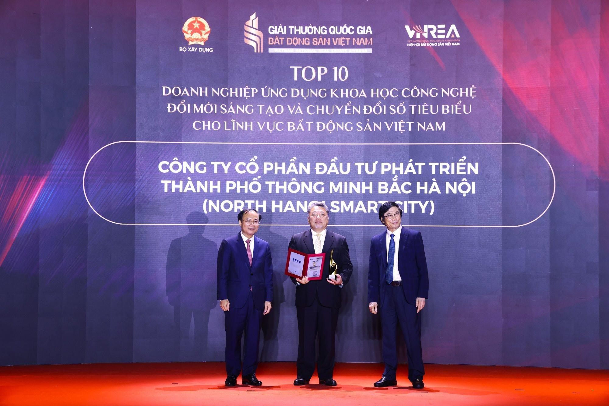 02-ong-eisuke-nakanishi-chu-tich-hdqt-cong-ty-cp-dau-tu-phat-trien-thanh-pho-thong-minh-bac-ha-noi-north-hanoi-smart-city-nhan-danh-hieu.jpeg
