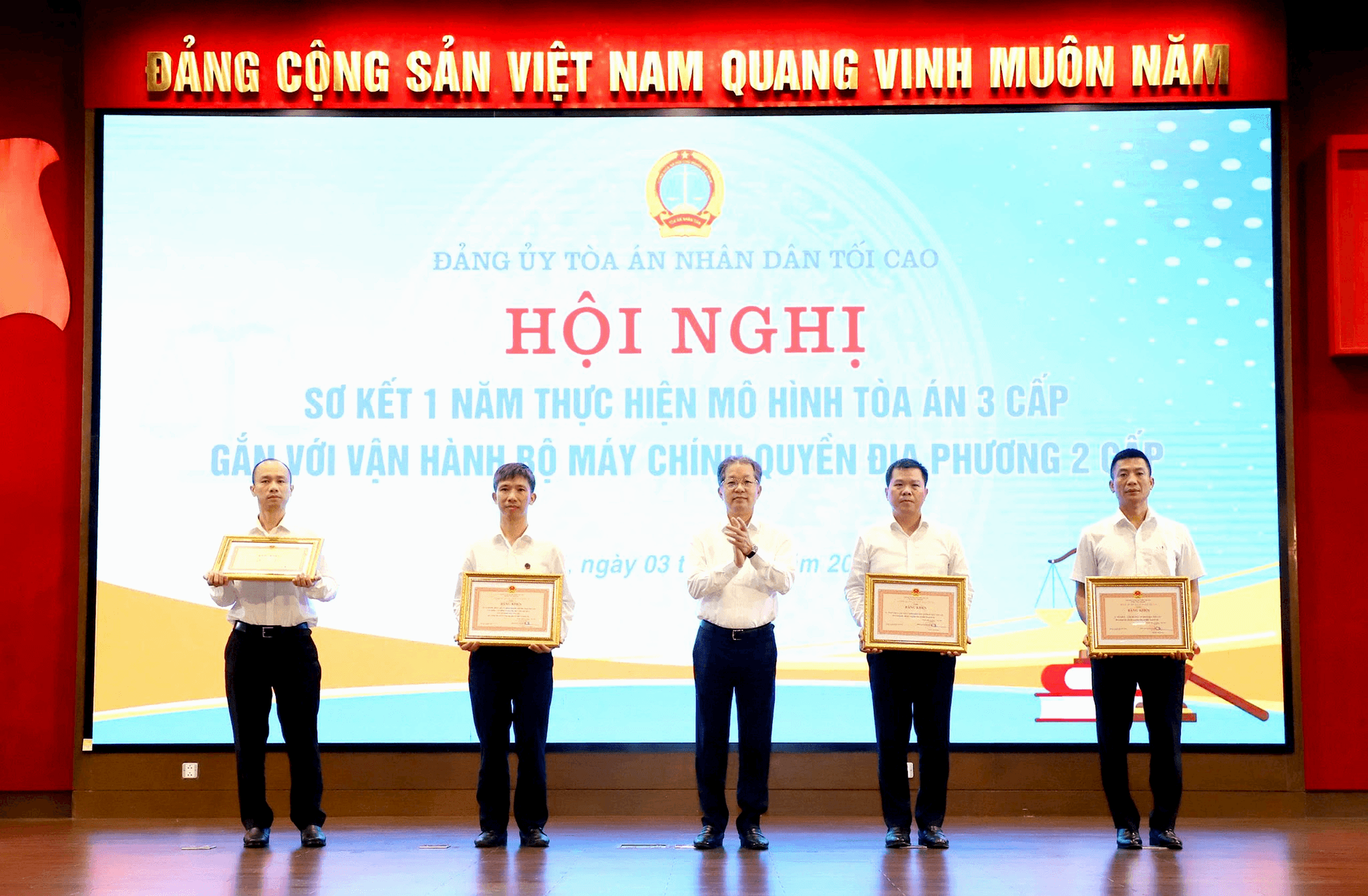 anh_hoi_nghi_chinh_mau_4k_khong_doi_mat.png