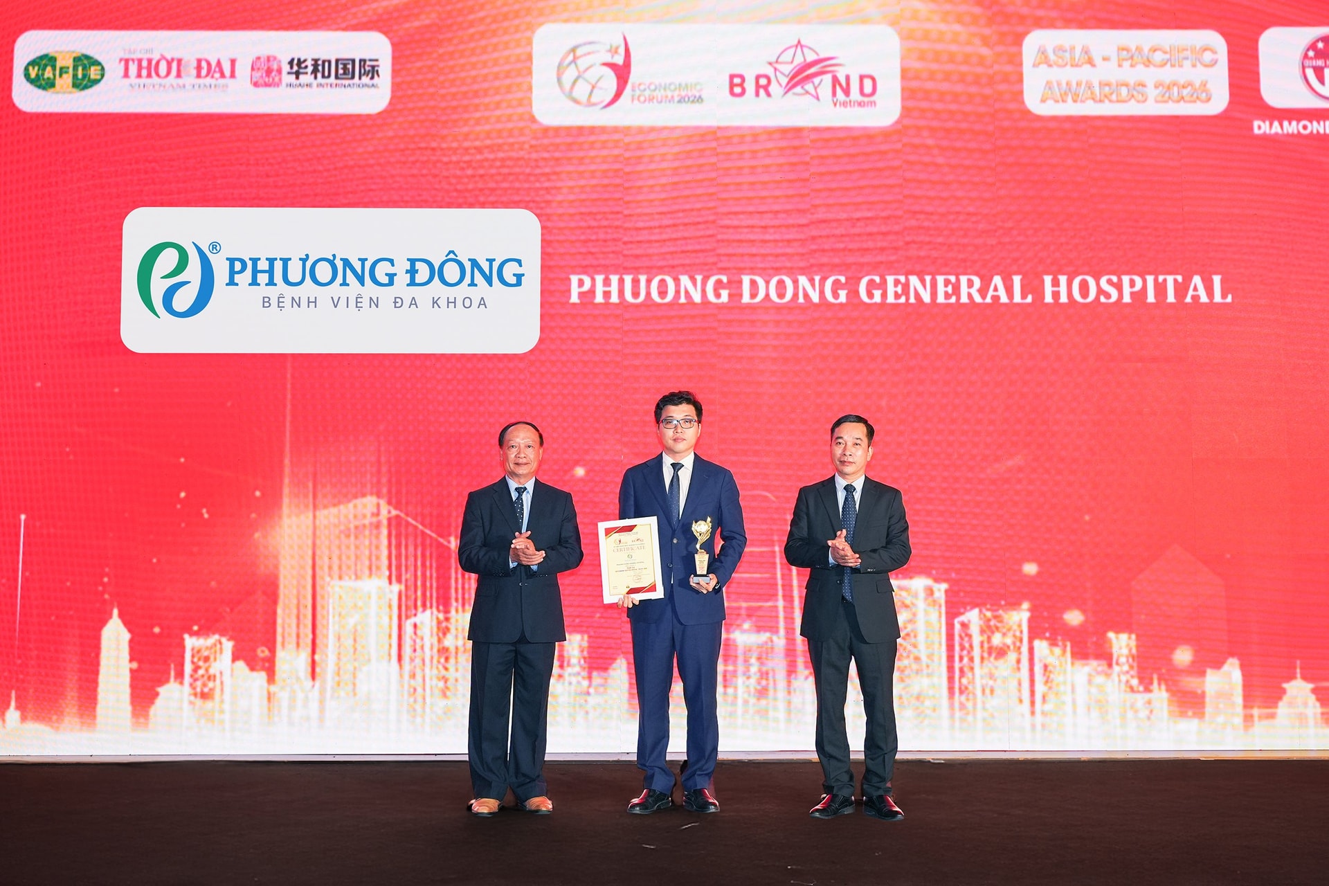 benh-vien-da-khoa-phuong-dong-nhan-cu-dup-vinh-danh-chau-a-thai-binh-duong-7.jpg