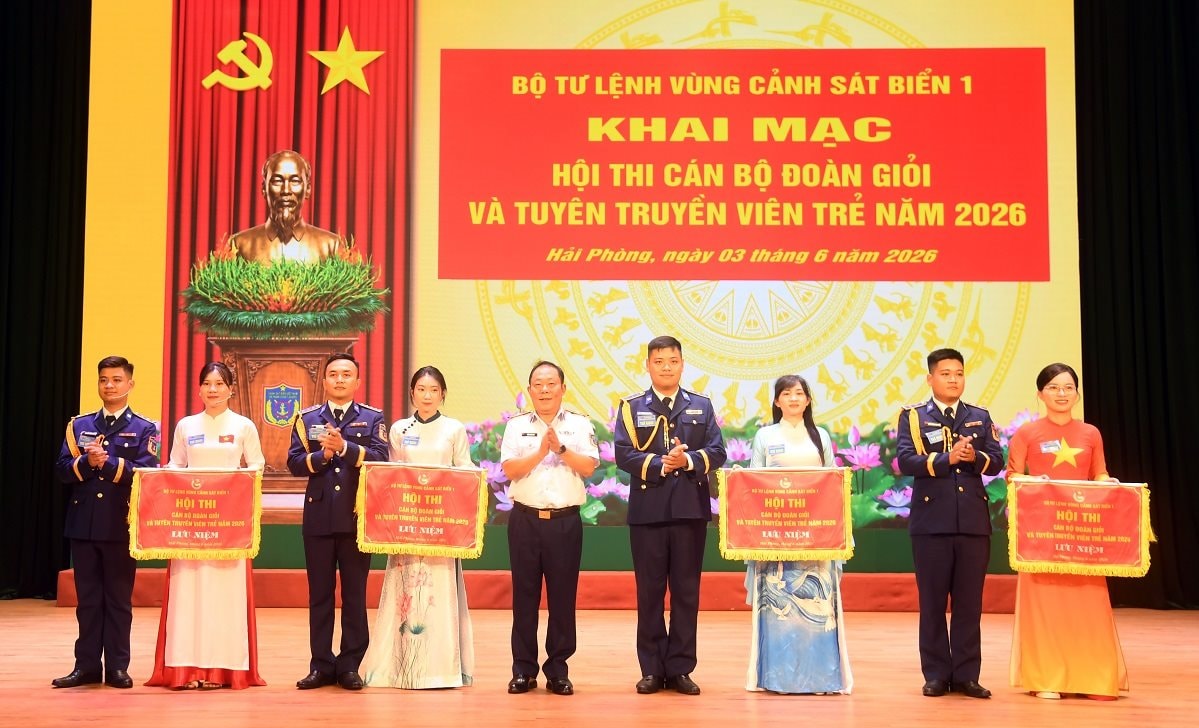 thieu-tuong-tran-van-hau-tang-co-luu-niem-cho-cac-don-vi-tham-gia-hoi-thi.jpg