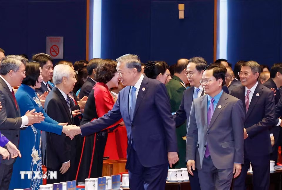 Tổng Bí thư, Chủ tịch nước Tô Lâm và các đồng chí lãnh đạo, nguyên lãnh đạo Đảng, Nhà nước đến dự Phiên trọng thể Đại hội XIV Công đoàn Việt Nam. (Ảnh: Thống Nhất/TTXVN)