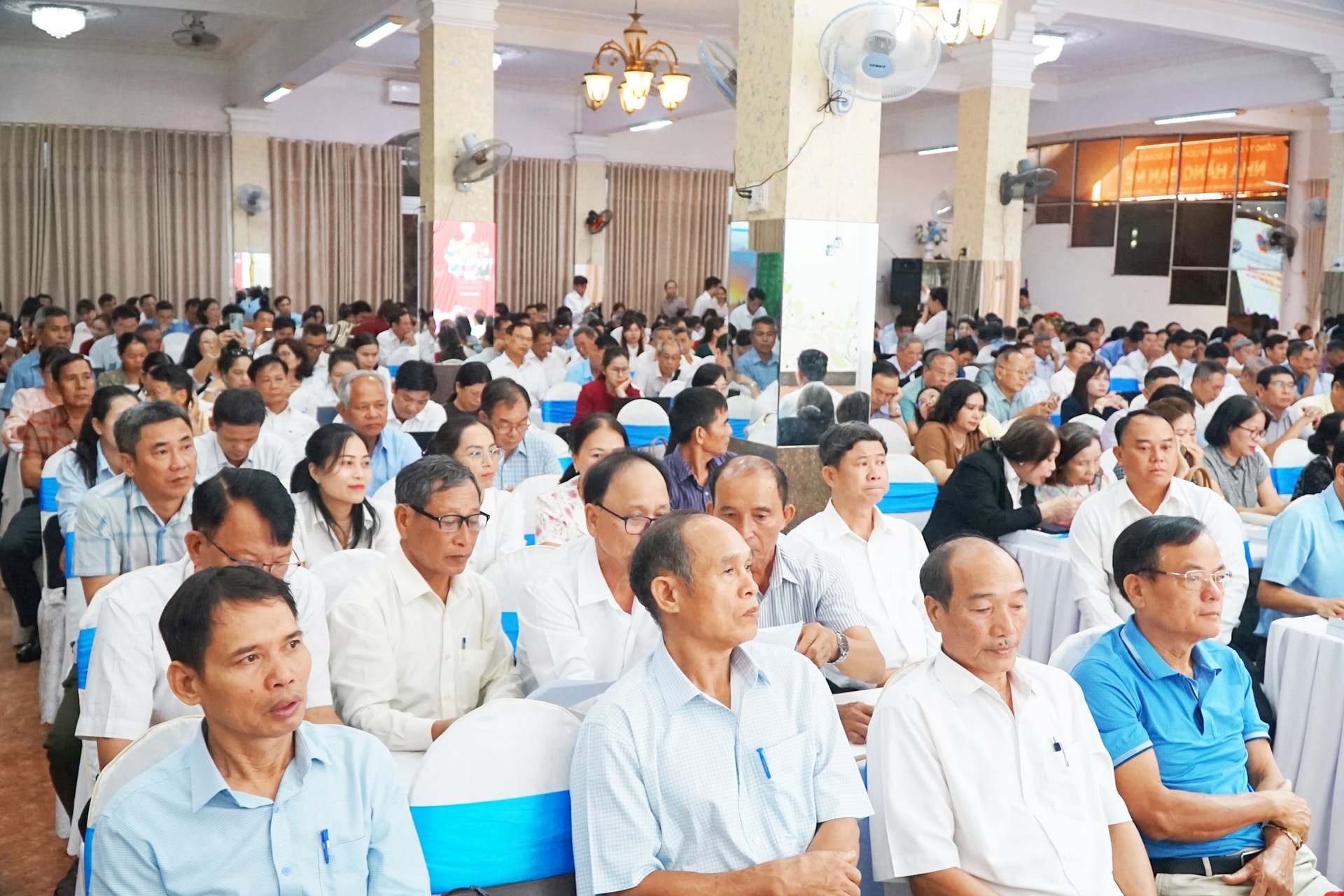 hoi-tham-4.jpg