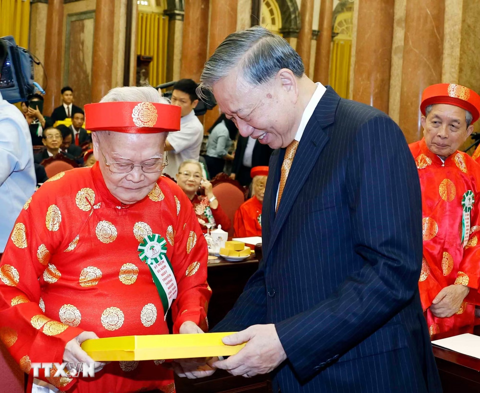 ttxvn-tong-bi-thu-chu-tich-nuoc-to-lam-gap-mat-nguoi-cao-tuoi-tieu-bieu-toan-quoc-0506-4.jpg